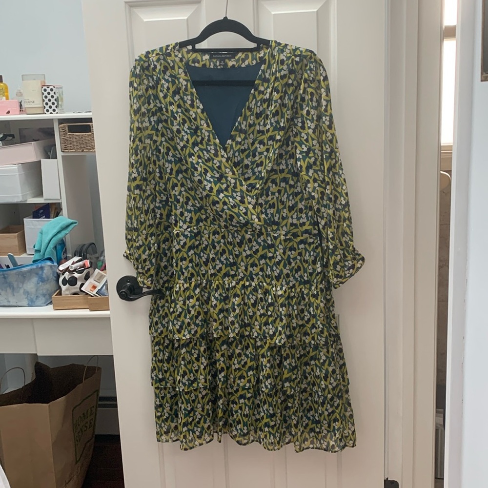 Banana republic tiered ruffle v neck dress